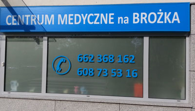 Kaseton podświetlany diodami, wyklejone okna od wewn. folią mrożoną na zewn. nr tel. z niebieskiej folii monom.